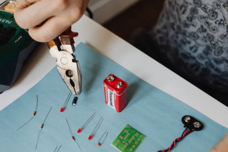 Dal bidone alla bassline: i giovanissimi italiani che costruiscono synth con i rottami elettronici