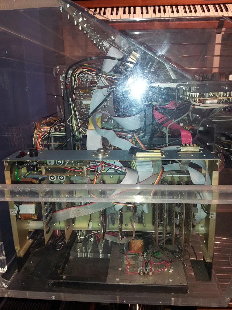 Inventori di suoni: i producer italiani che costruiscono strumenti che la fisica non aveva previsto