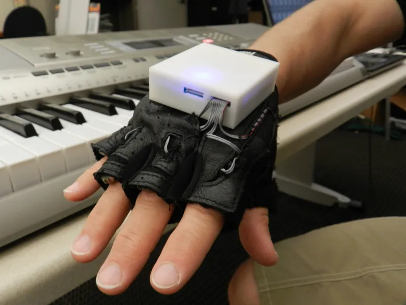 Musica che si sente con le mani: il viaggio italiano nella sinestesia artificiale