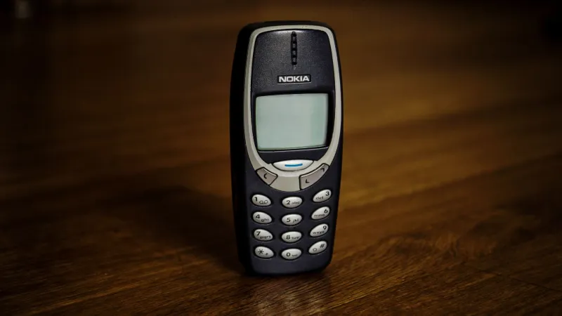 Nokia chiama, la techno risponde: i ragazzini italiani che fanno balla con i cellulari del 2001
