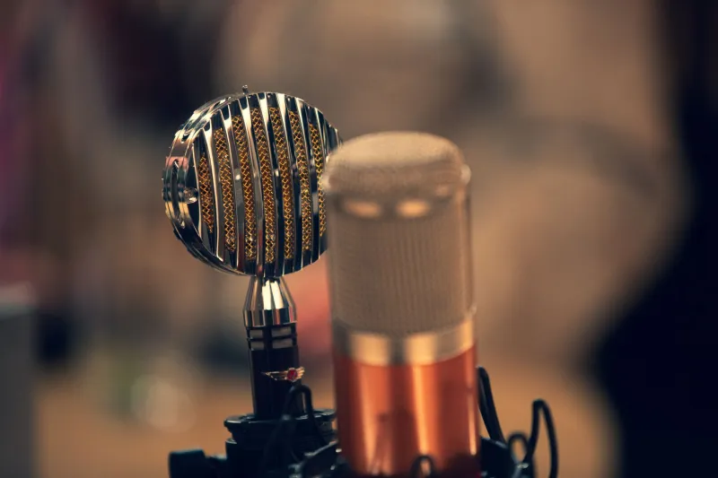 Tresette e microfoni: le radio di quartiere che lo streaming non è riuscito a spegnere